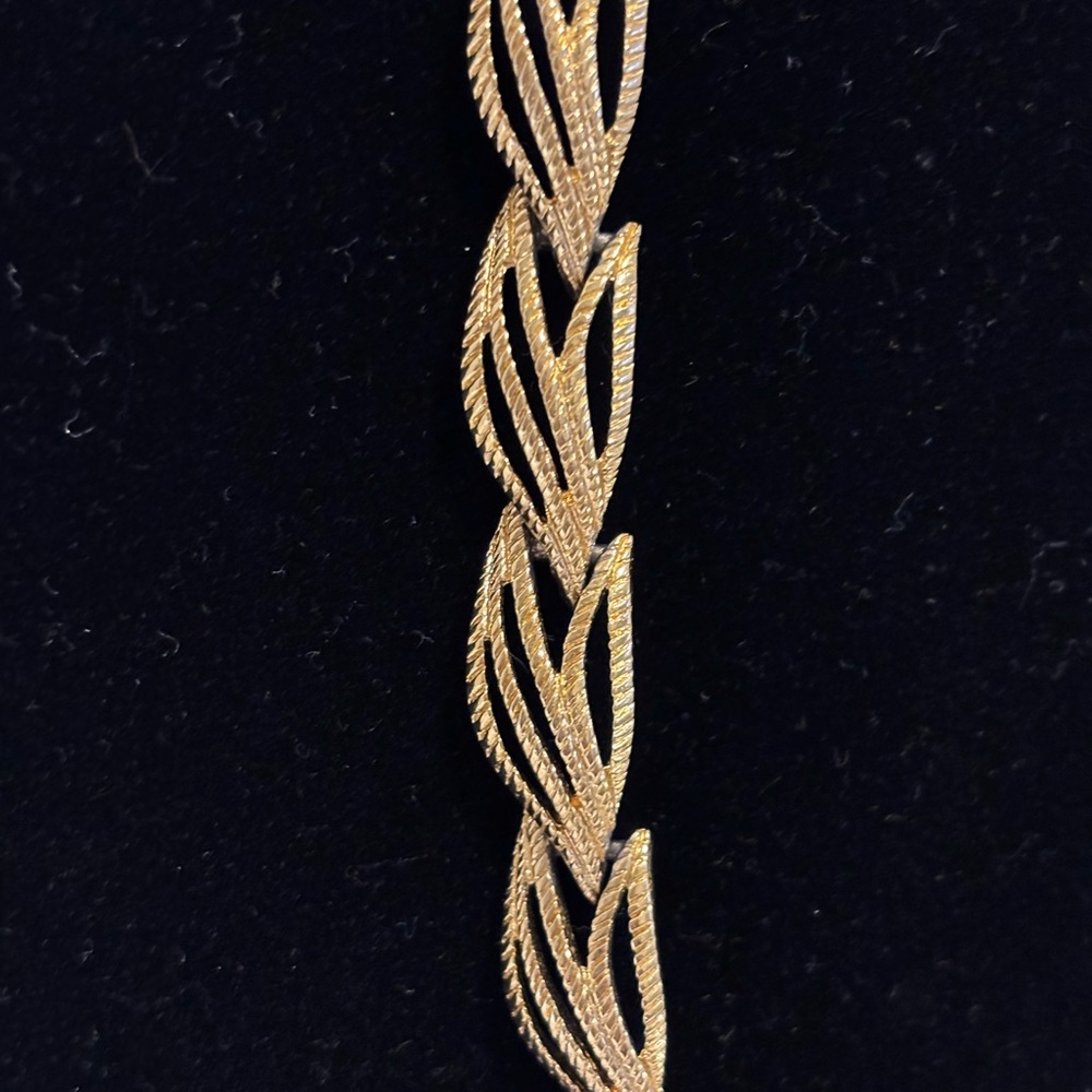 Monet VTG Choker Gold Tone Textured Leaf Design Necklace 15” Clasp To Clasp - Picture 4 of 8